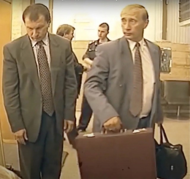 В Москве кортеж с мигалками проехал на красный свет, устроил ДТП и уехал с места аварии