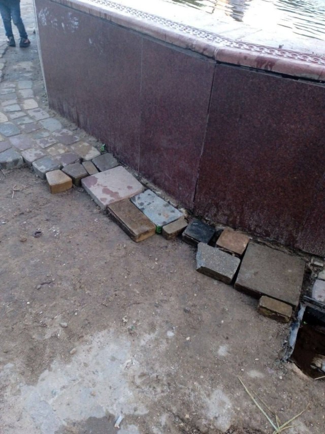 В Твери дети мигрантов разобрали брусчатку и закидали ею фонтан: на замечания мать мальчиков чуть не бросилась в драку