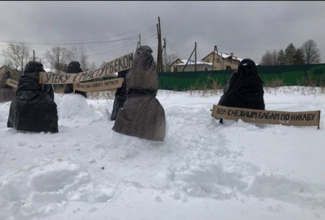 В Перми местные активисты нарядили снежных баб в никабы.