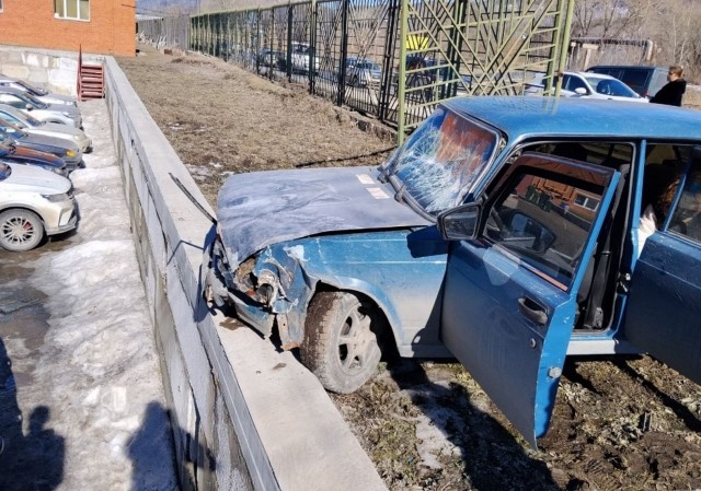 Девочка попала.