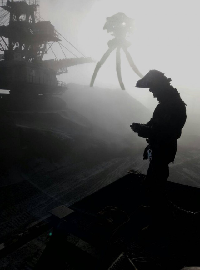 Фото брата на работе похоже на постер к постапокалиптическому фильму
