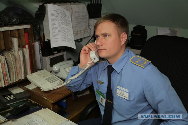 Дежурный по станции метро: зачем ему щипцы и как достают упавших людей