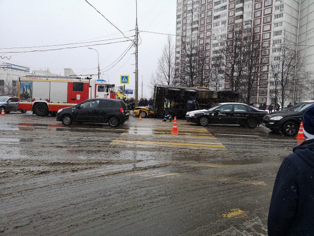 В Москве многотонный грузовик с землей занесло после аварии, и он опрокинулся прямо на такси