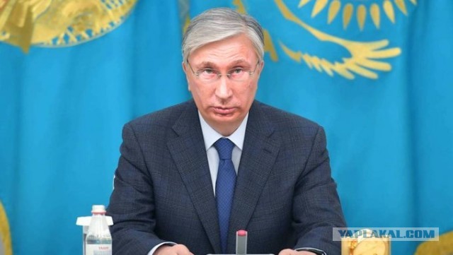 Токаев распорядился предоставить казахам бесплатные СМС и минуты звонков