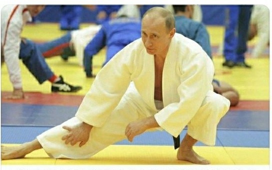Путин топчет флаг Украины