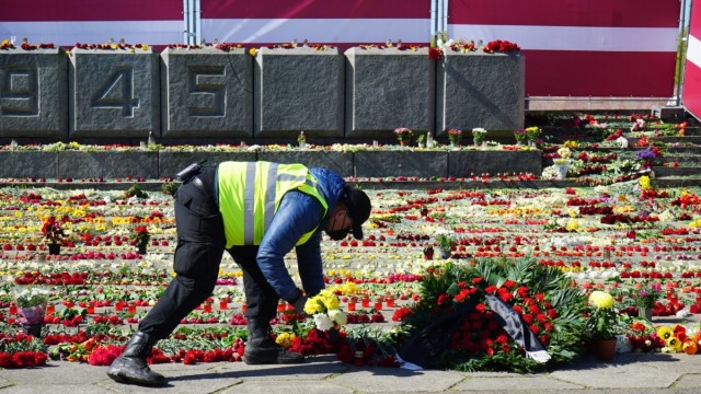 Жители Риги снова принесли цветы к памятнику Освободителям