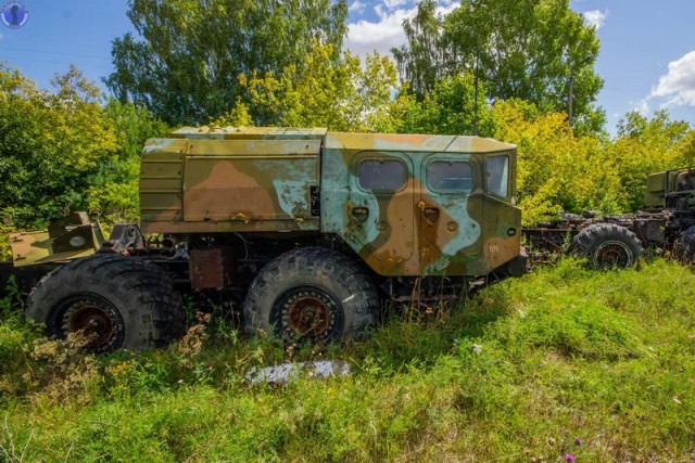 Брошенные ракетовозы РВСН возле бывшей базы утилизации ракетной техники