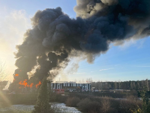 В Латвии горит завод