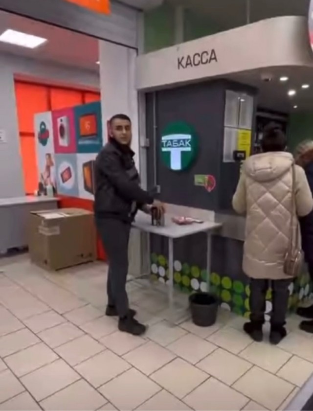 Ты не ты, когда голоден! Скандал в магазине в Перми - покупатель начал есть продукцию в зале и не захотел оплачивать товар