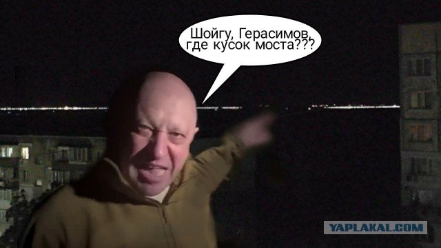 На Крымском мосту виден дым, движение перекрыто
