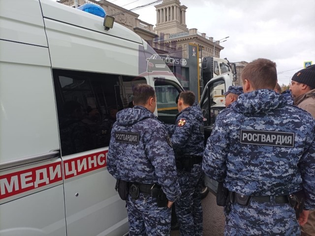 Парень угнал машину скорой помощи и спалился, когда не смог объехать аварию в Красноярске.