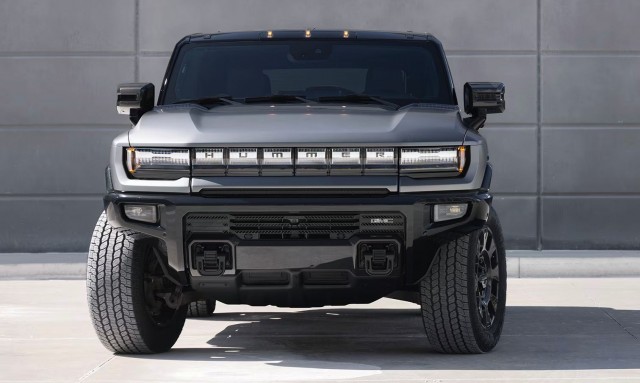 Брутальный внедорожник GMC Hummer EV продают со скидкой в 40 тыс. долларов. Цена с учетом скидки около 100 тыс. долларов