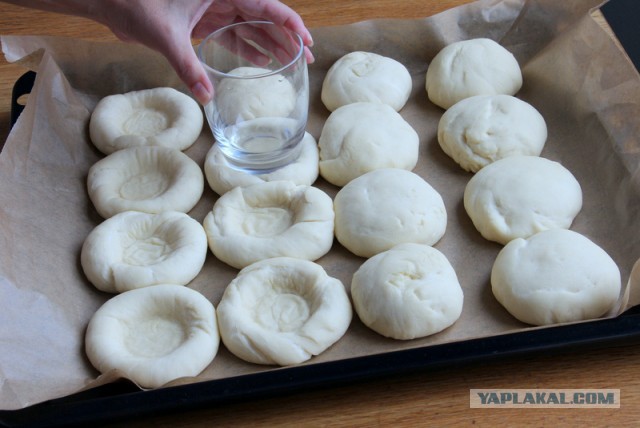Ватрушки со смородиной и шоколадом