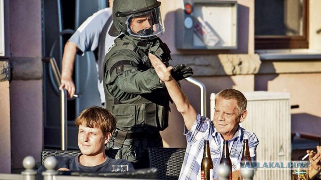 В Германии беженцев разместили на территории