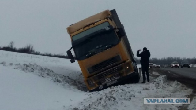 Мы тебе помочь не сможем: брошенный в поле водитель фуры может погибнуть от голода