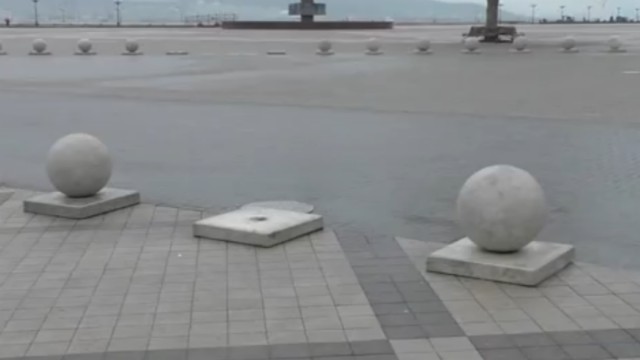 Малолетки топят шары с набережной Новороссийска 18