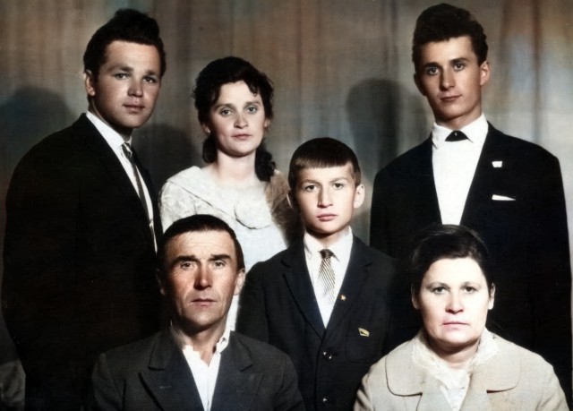 Нейросеть на хаялву раскрашивает фото к 9 мая