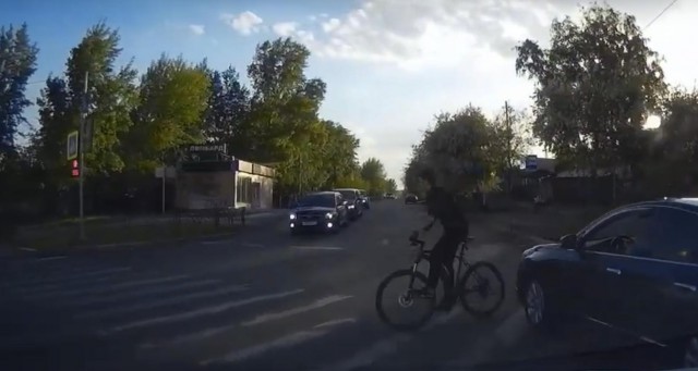 Сбил велосипедиста на пешеходном переходе