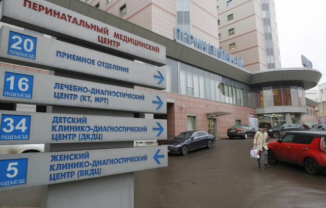 Прожившую всю жизнь в московской клинике девочку забрали новые родители 