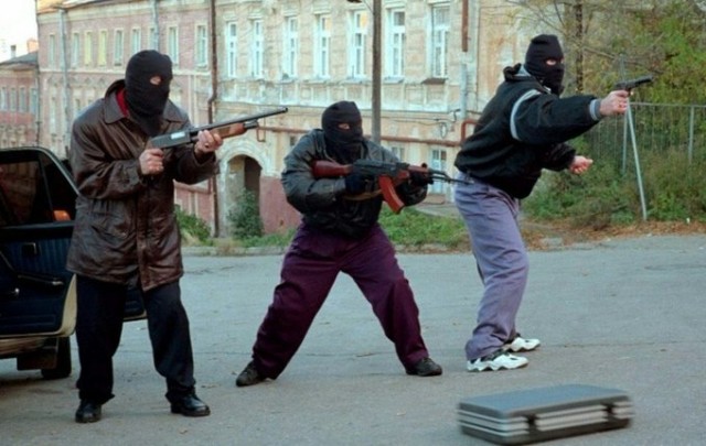 Белорусский милиционер загнал протестующего в метро и начал избивать