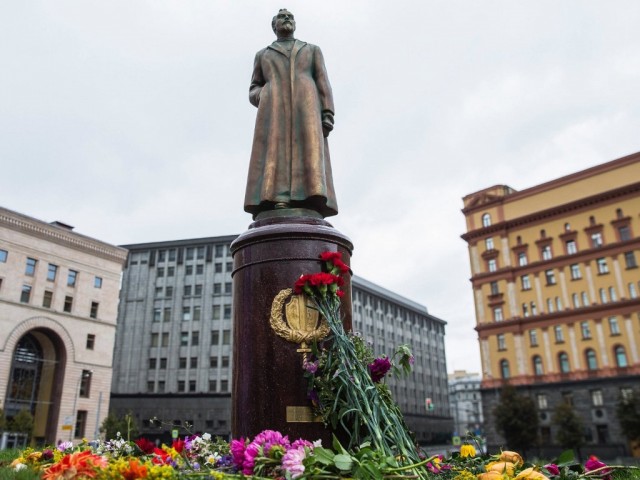 Прокуратура признала незаконным снос памятника Дзержинскому на Лубянке