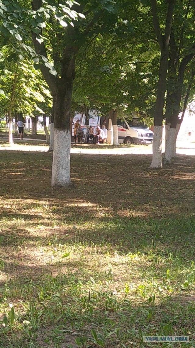 Женщине ударили в голову в очереди за прививкой