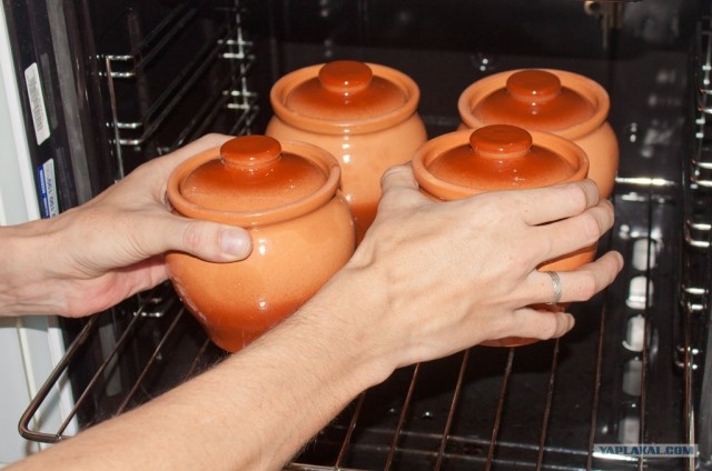 Картошка с мясом и грибами в горшочках