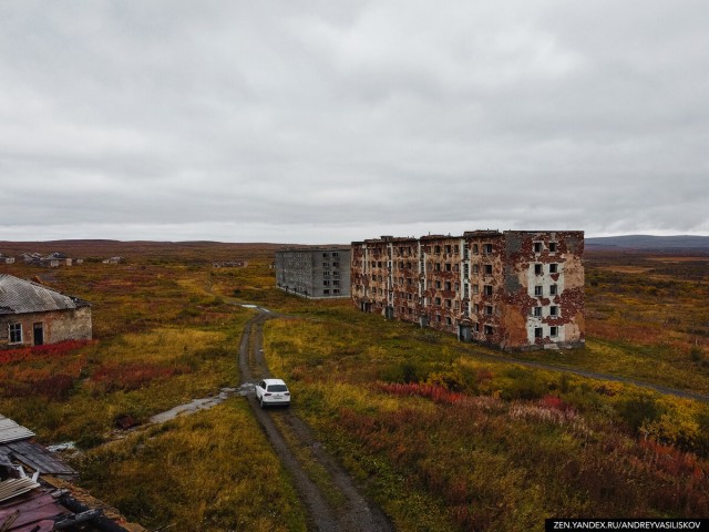 На самом краю географии, где даже дорог нет, увидел две покинутые людьми пятиэтажки. Это Большое Озерко - всеми забытый посёлок