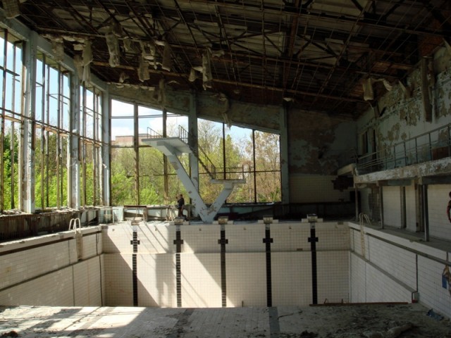 Где снимался чернобыль зона. Заброшенный бассейн в Чернобыль зона отчуждения. СЕРИАЛЧЗО бассейн. Бассейн ЧЗО.