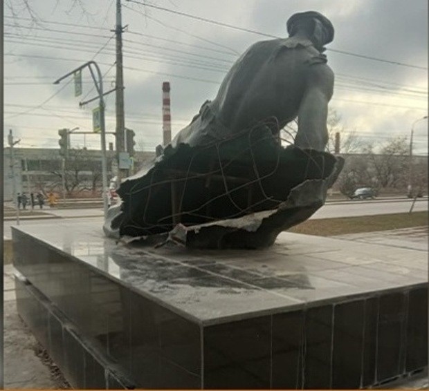 Вандалы порезали на металл памятник на братской могиле в Волгограде