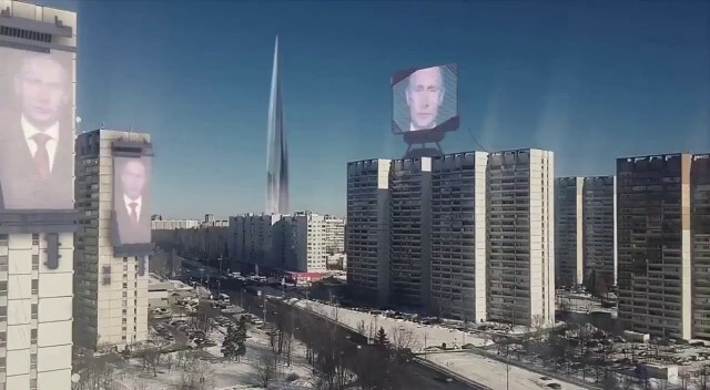 МЧС РФ запустило по улицам Мариуполя «прокачанные» автомобили — на них установили большие экраны с российскими каналами ТВ