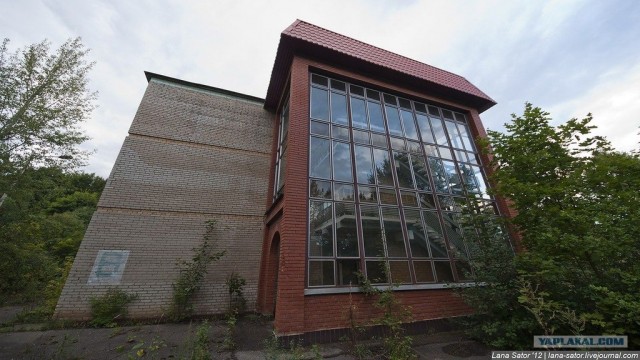 Пионерский лагерь с бассейном и бомбоубежищем