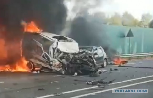 В Ярославской области бензовоз врезался в скорую помощь, вылетел с дороги и загорелся рядом с жилым домом