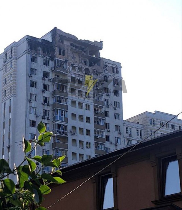 Взрыв в многоэтажкe на улице Атласова в Новой Москве. «Да это беспилотник 100 процентов. Пахнет порохом просто»