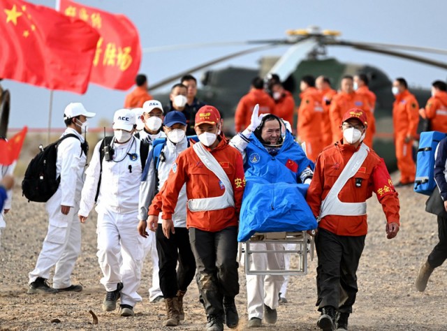Тайконавты экспедиции «Шэньчжоу-15» благополучно вернулись на Землю