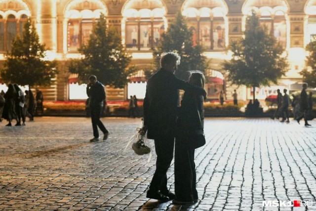 «В дорогой ресторан, а потом — в черный список». Исповедь тарелочницы, которая ест и отдыхает за счет мужчин