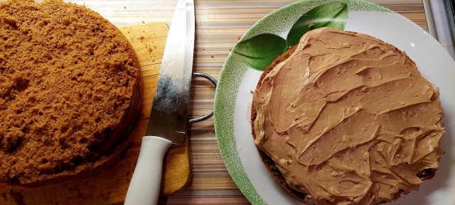 Два бисквитных торта: белый и шоколадный