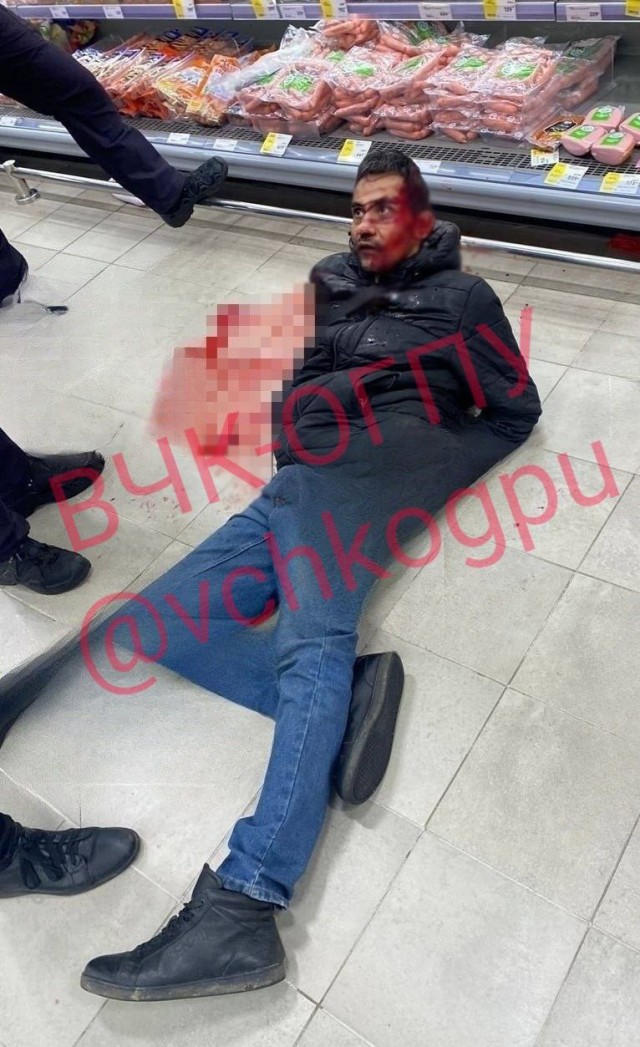 Четыре человека получили ранения в петербургском гипермаркете — на них напал неизвестный с ножом