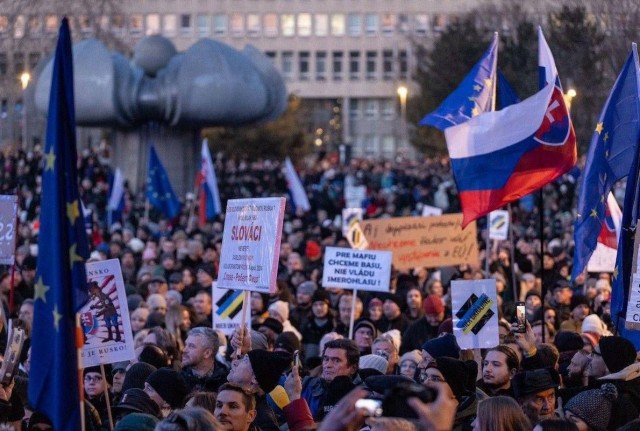 В Словакии прошли протесты с призывом к отставке Фицо