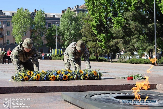 Одесситы пришли возложить цветы к памятнику неизвестному матросу на Аллее Славы