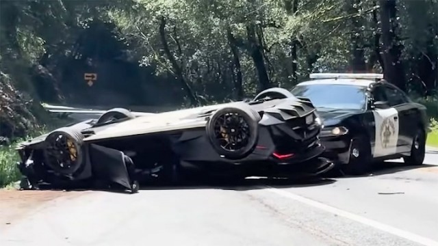 Полицейская машина Столкнула Перевернувшийся Lamborghini С Калифорнийского шоссе