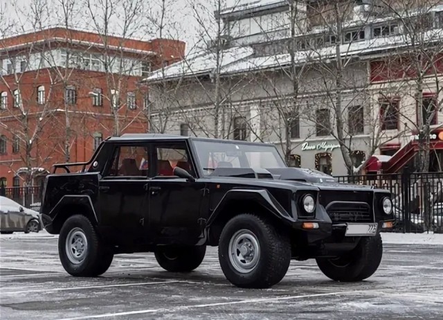 Lamborghini рискнула выехать на заснеженные дороги Москвы