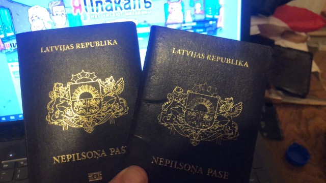 В Латвии из региональной больницы уволили почти 50 сотрудников с гражданством России и Белоруссии.