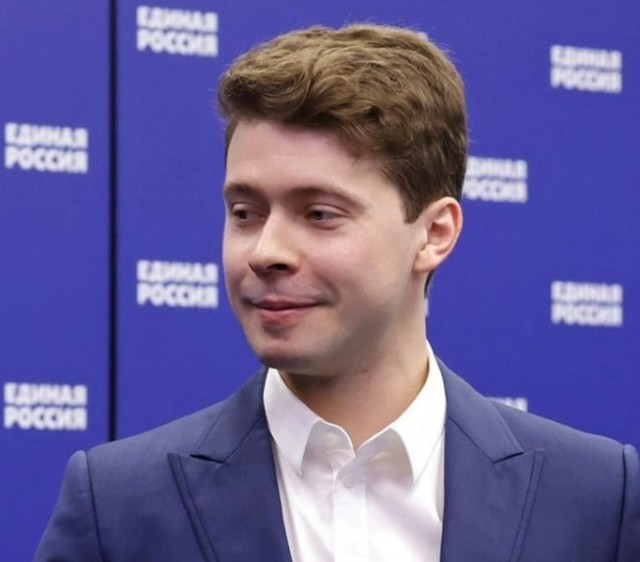 Медведев лично вносит правки в учебник по обществознанию, сообщил Мединский
