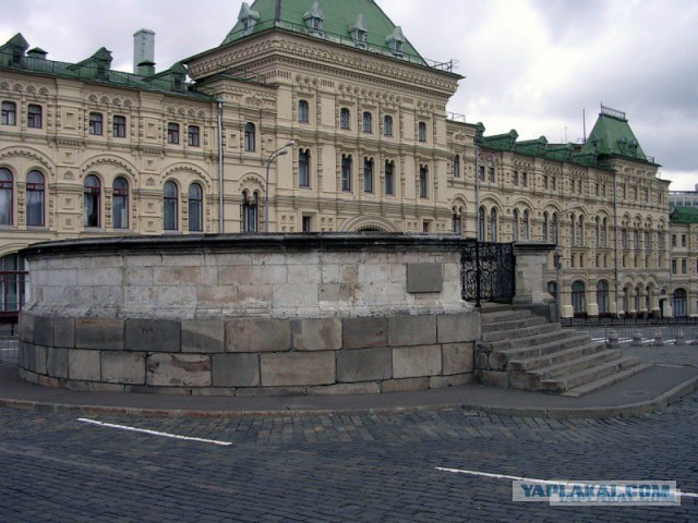 Девушку, раскурившую с другом кальян на Вечном огне, уволили с работы