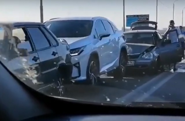 В Подмосковье водитель внедорожника решил наказать обидчика и устроил ДТП