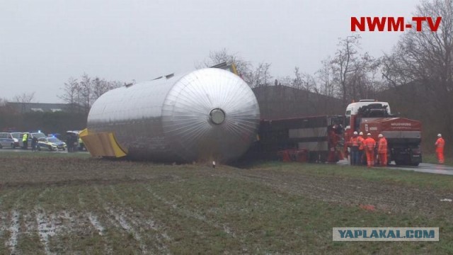 В Германии, в Нижней Саксонии уронили при перевозке большую непонятную штуку