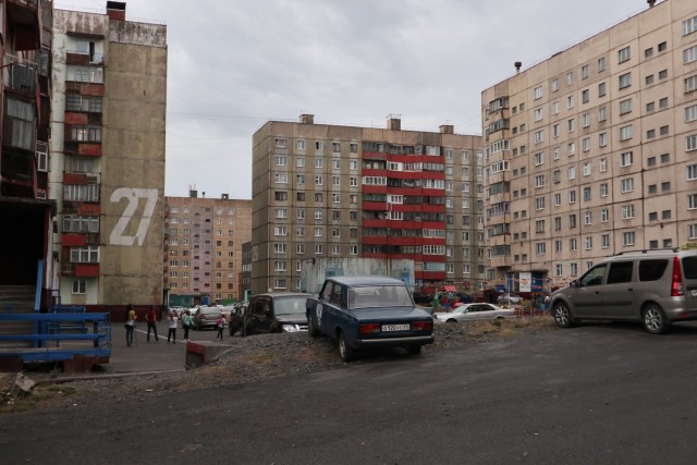 Реалии жизни в Норильске: голые дворы без газонов, деревьев и детских площадок