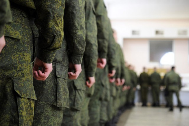 В Госдуме призвали поднять призывной возраст до 40-50 лет и заявили, что служить в армии в России «должны все»