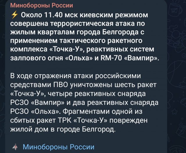 У обрушившегося дома рухнула крыша, которая накрыла спасателей